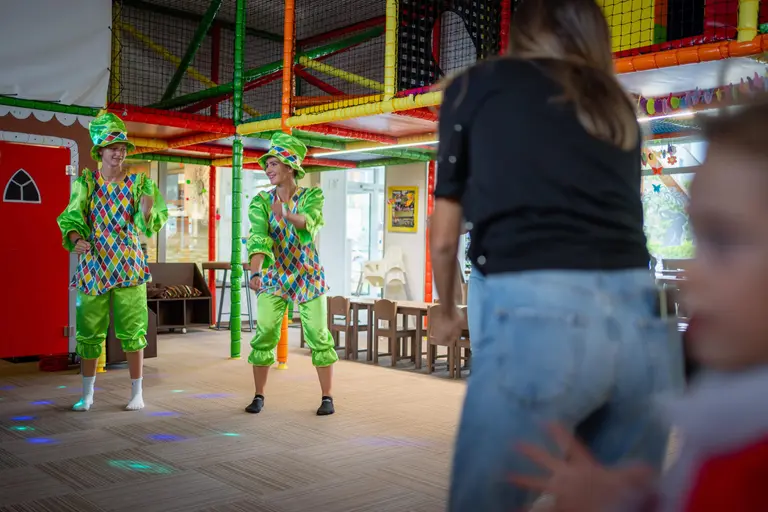 Minidisco s animátormi v kostýmoch
