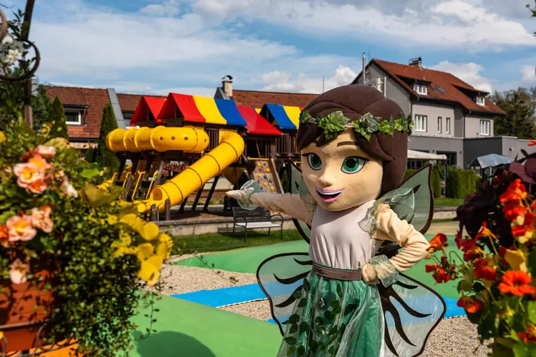 Maskotka Betulka pri exteriérovom ihrisku Babyland