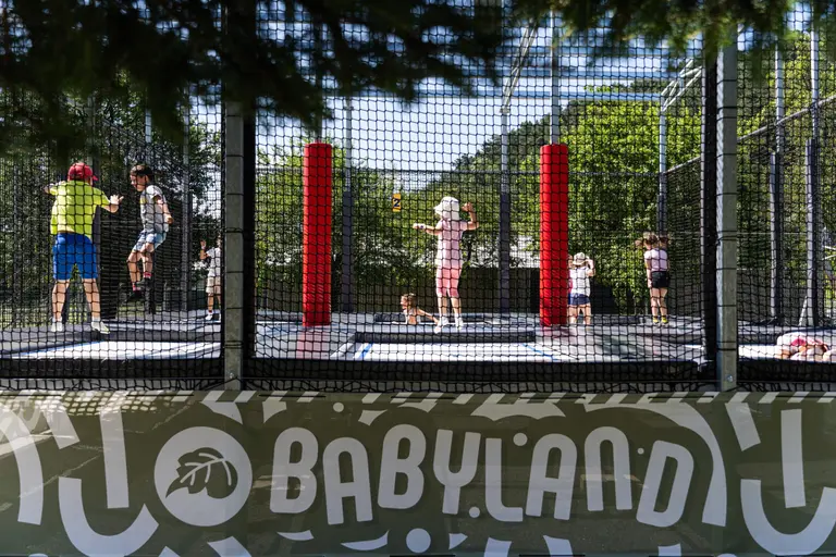 Deti skáču na trampolínach