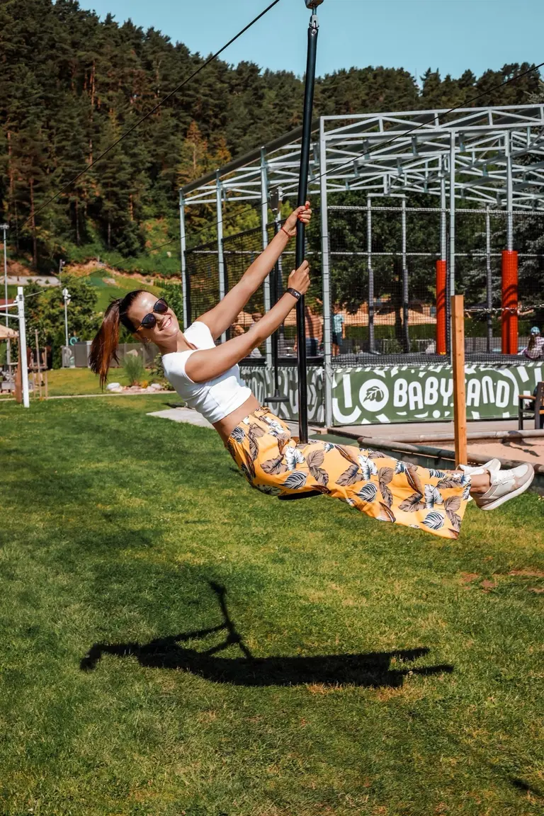 Žena sa hojdá na zipline