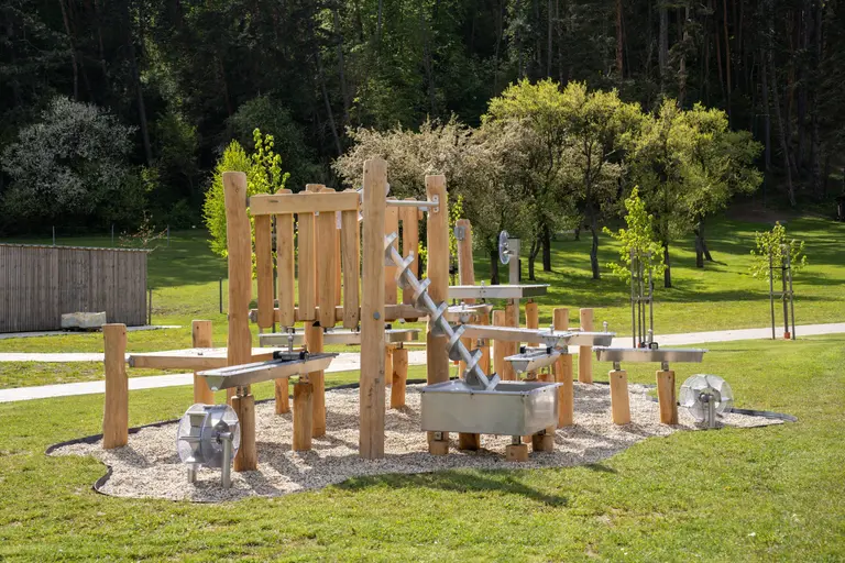 Drevené vodné ihrisko Babyland s kovovými prvkami vo Villa Betula Resort.