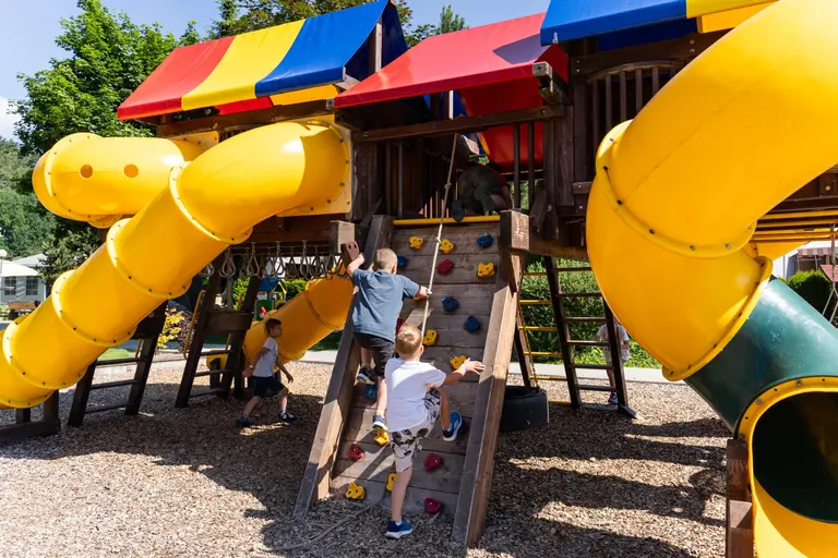 Deti na preliezačke s tobogánmi v exteriéri Babylandu