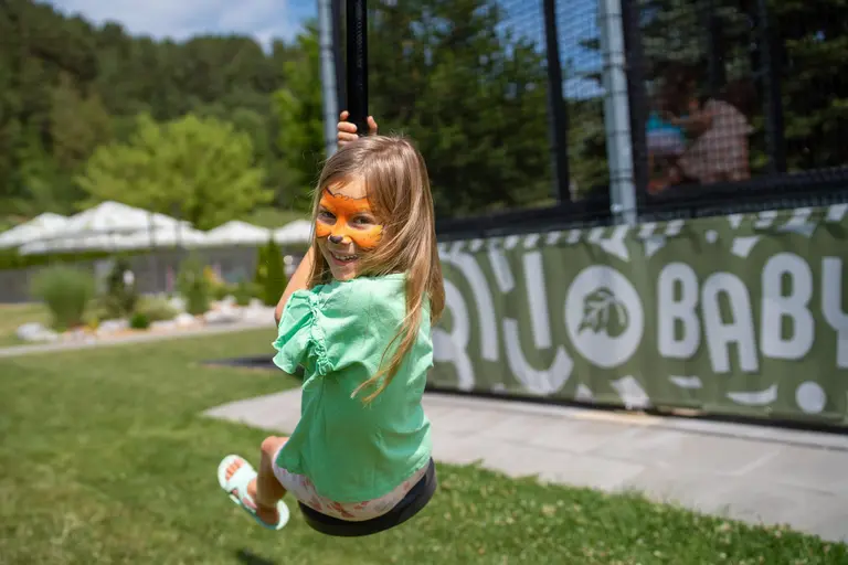 Dievča na zipline pri trampolínovej aréne