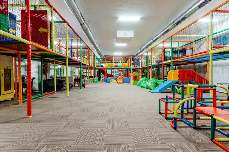 Farebné preliezky a hracie kútiky v hale Babyland