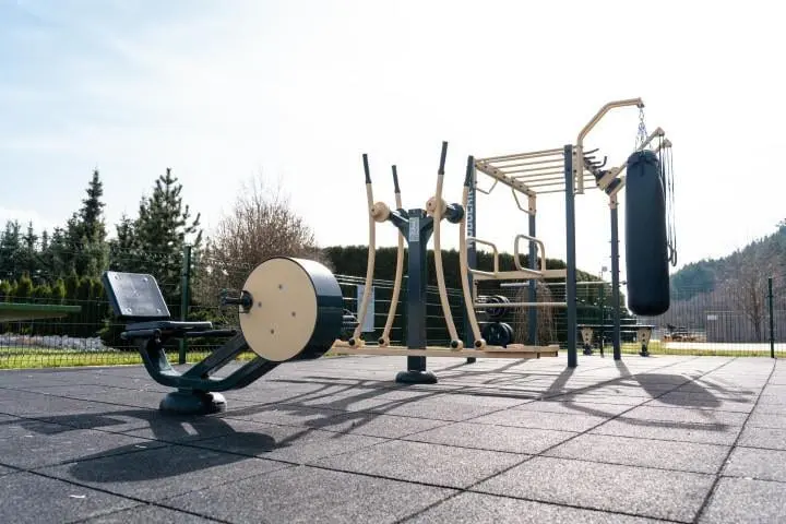 Workoutové ihrisko s posilňovacími strojmi