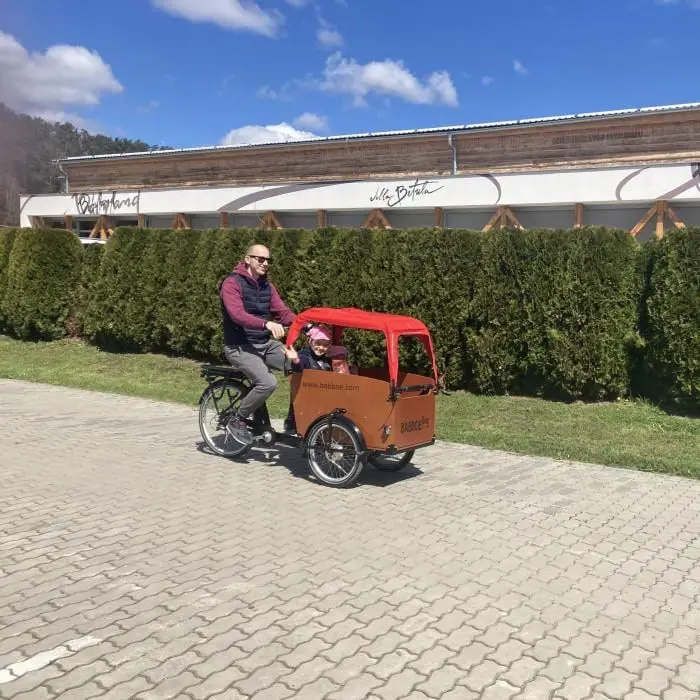 Rodinný e-bike s deťmi v areáli rezortu