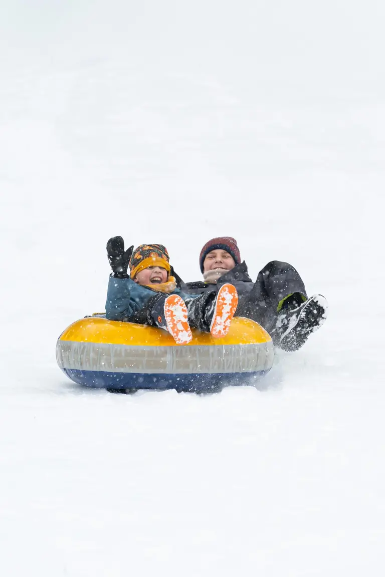 Otec so synom na snowtubingovom kolese