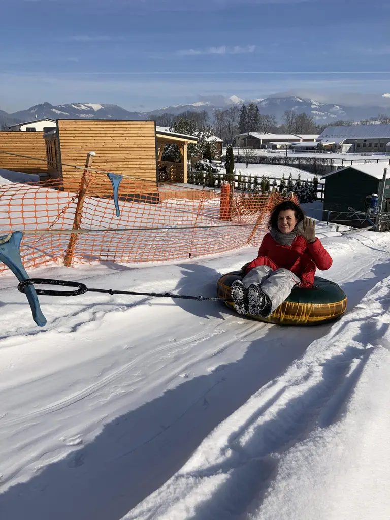 Snowtubing na zasneženom kopci v areáli