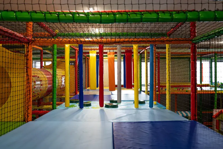 Farebný detský kútik s preliezkami a tunelom vo Villa Betula Resort.