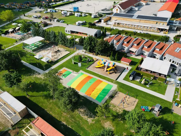 Farebné skákacie vankúše a ihrisko pre deti vo Villa Betula Resort.
