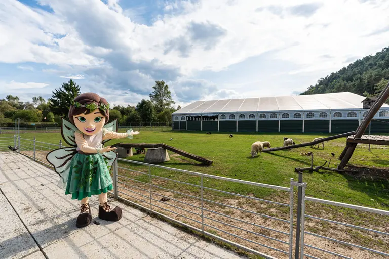 Rozprávková bytosť v kostýme na ihrisku Babyland vo Villa Betula Resort.