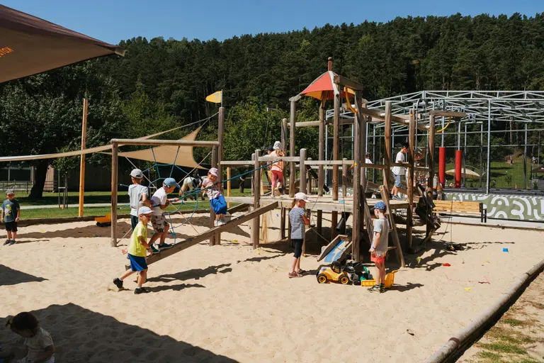 Deti sa hrajú na pieskovom ihrisku v Villa Betula Resort.