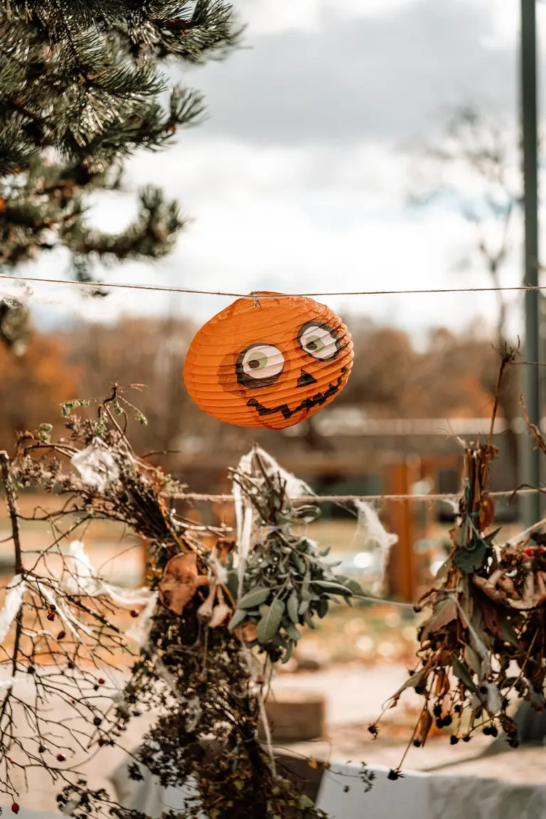 Halloweenska lampáš tekvica visí na šnúre vo Villa Betula Resort.