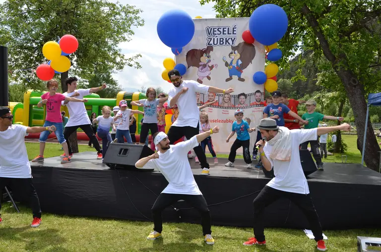 Deti a dospelí tancujú na pódiu počas Family days vo Villa Betula Resort.