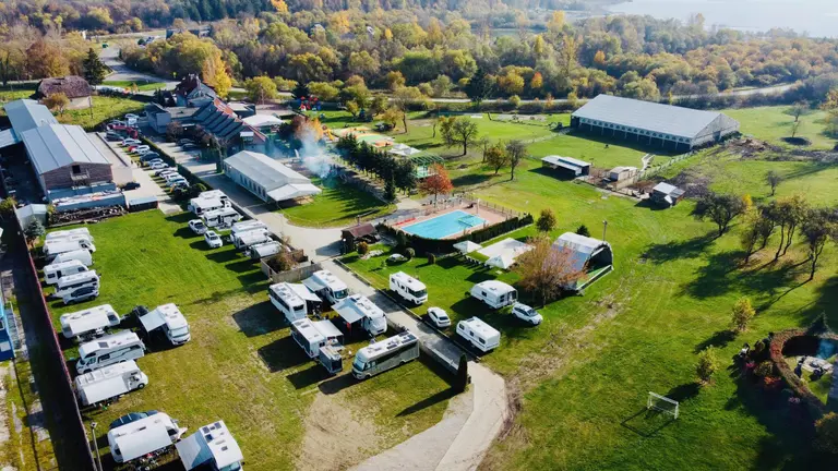Pohľad z vtáčej perspektívy na karavany, bazén a areál Villa Betula Resort.