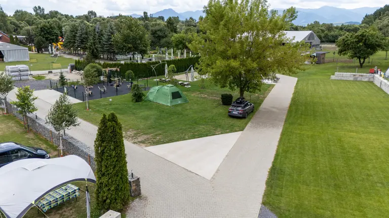 Zelený stan, vonkajšie fitness a prístrešok v areáli Villa Betula Resort.
