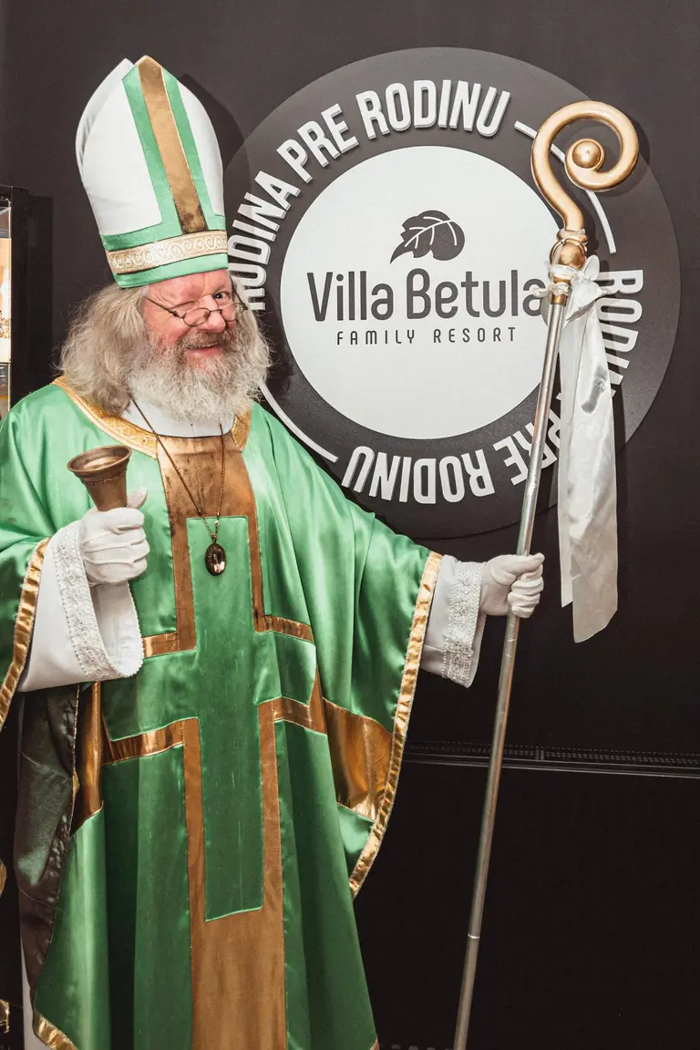 Mikuláš s bradou a biskupskou palicou sa usmieva vo Villa Betula Resort.