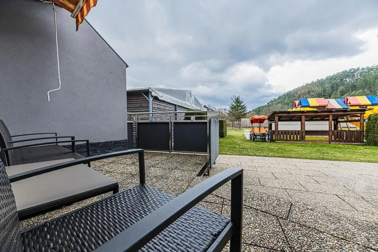 Terasa bungalovu s výhľadom na areál Villa Betula Resort.
