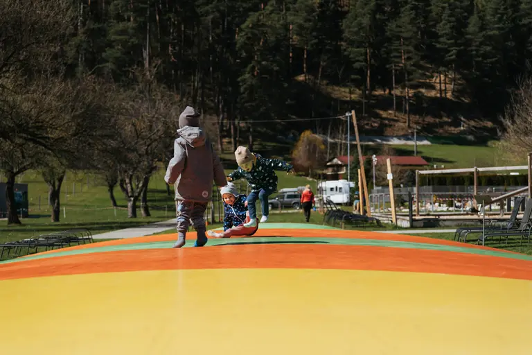 Deti sa bavia na dúhovej skákacej ploche vo Villa Betula Resort.