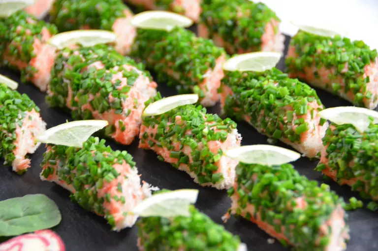 Lososové rolky s bylinkami na cateringu