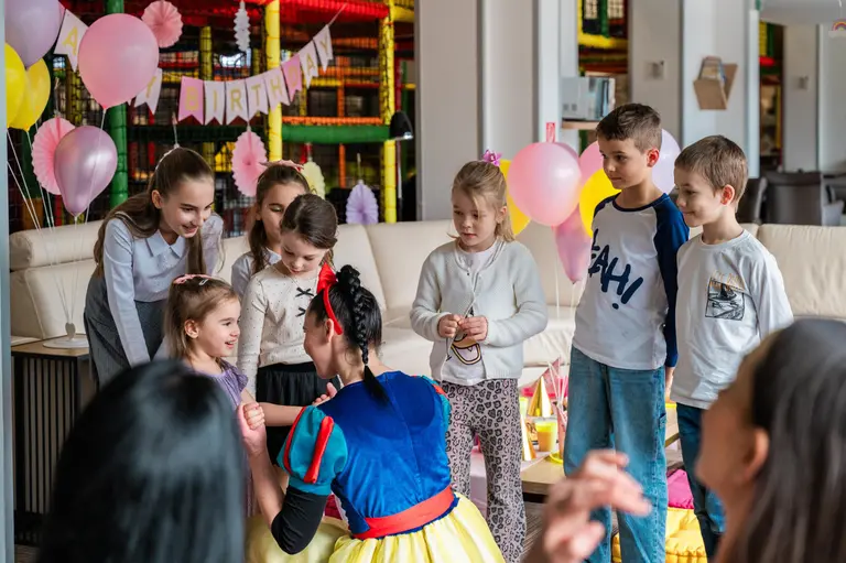 Deti s animátorkou v kostýme na babyparty