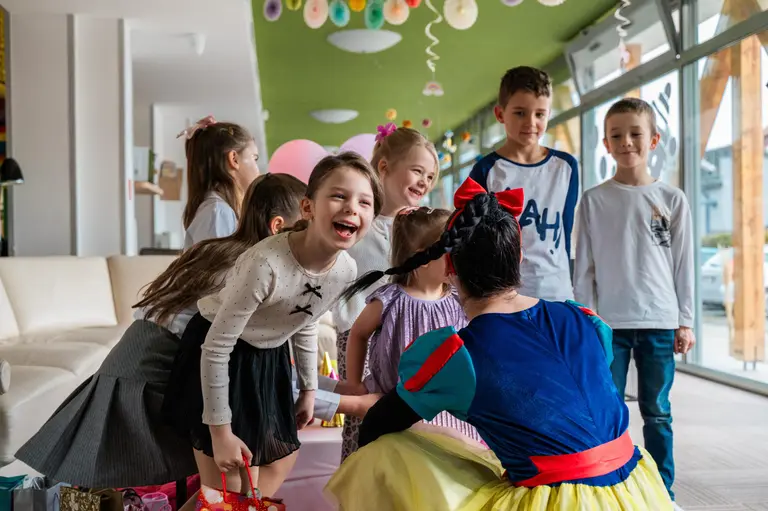 Animátorka zabáva deti na babyparty