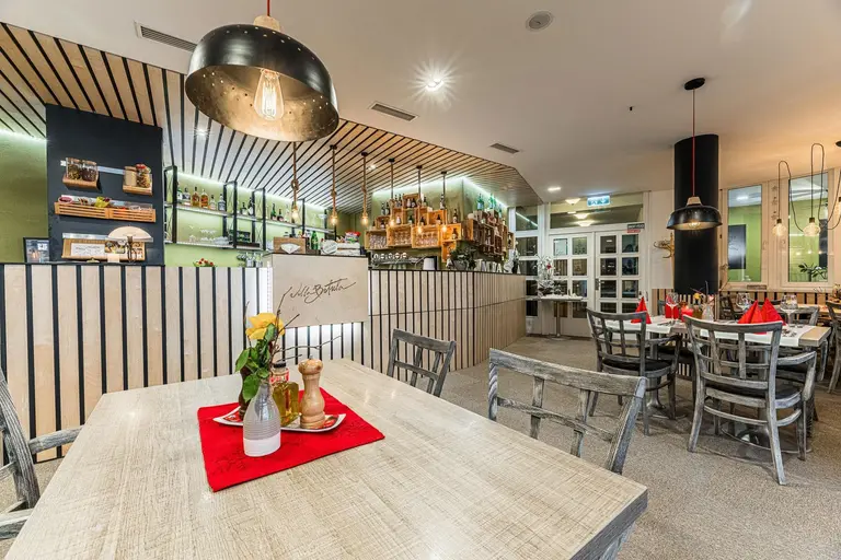 Bar a stoly v reštaurácii