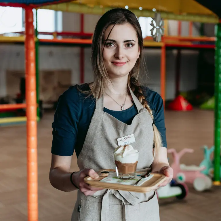 Elena Bukovinská, čašníčka vo Villa Betula Resort