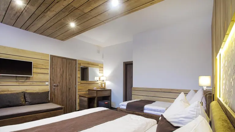 Detail zariadenia apartmánu s krbom.