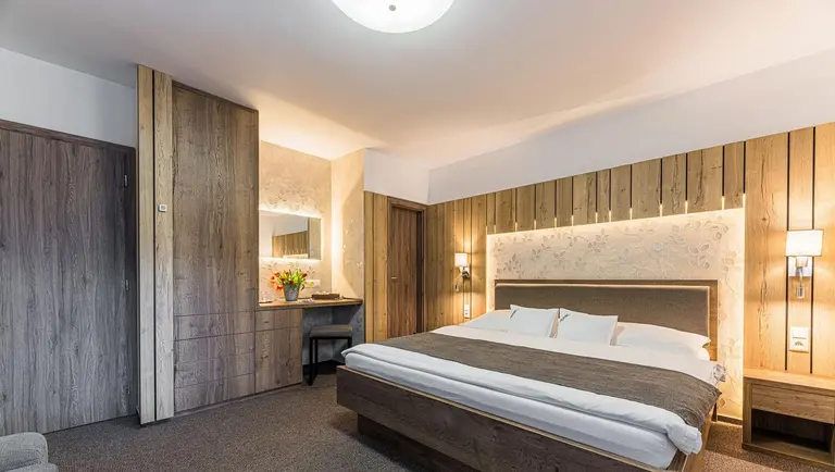 Obývacia časť na prízemí mezonetového apartmánu.