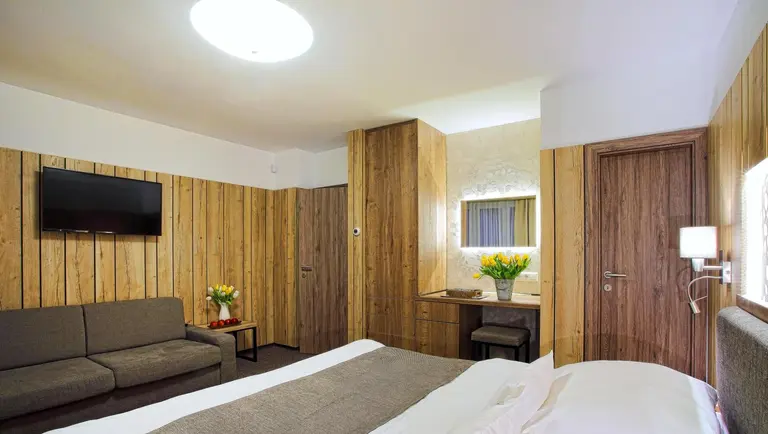 Spálňa v mezonetovom apartmáne.